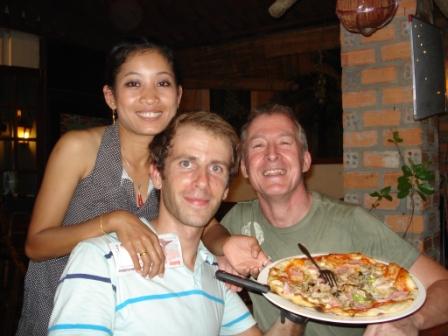 Mikkie, P� en ik bij een overheerlijke Via Via pizza.